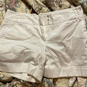 White shorts. Size 8. Pockets I. Front and back. Lots of stretch!